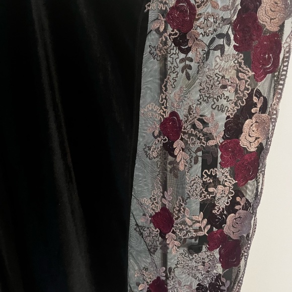 Beautiful shawl black with wine and tan trim - Picture 4 of 5